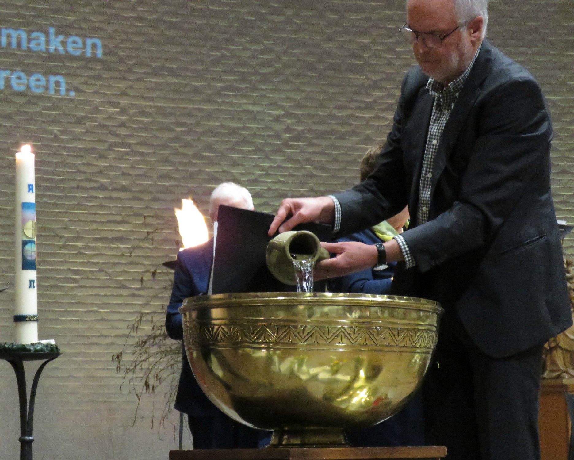 Paaswake | Vullen van de doopvont